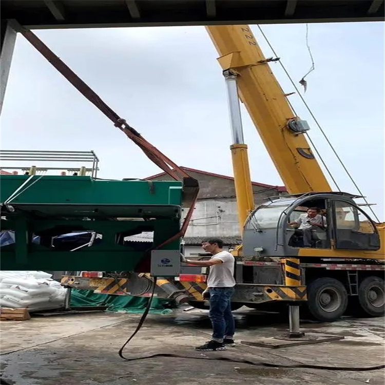 本号镇建筑工地吊装